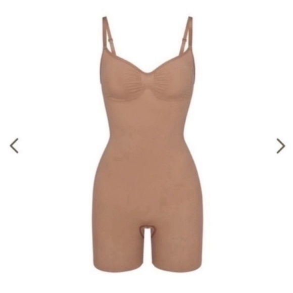 NWOT SKIMS SHAPEWEAR SEAMLESS SCULPT MID THIGH BODYSUIT SIENNA NUDE MEDIUM - Picture 1 of 4